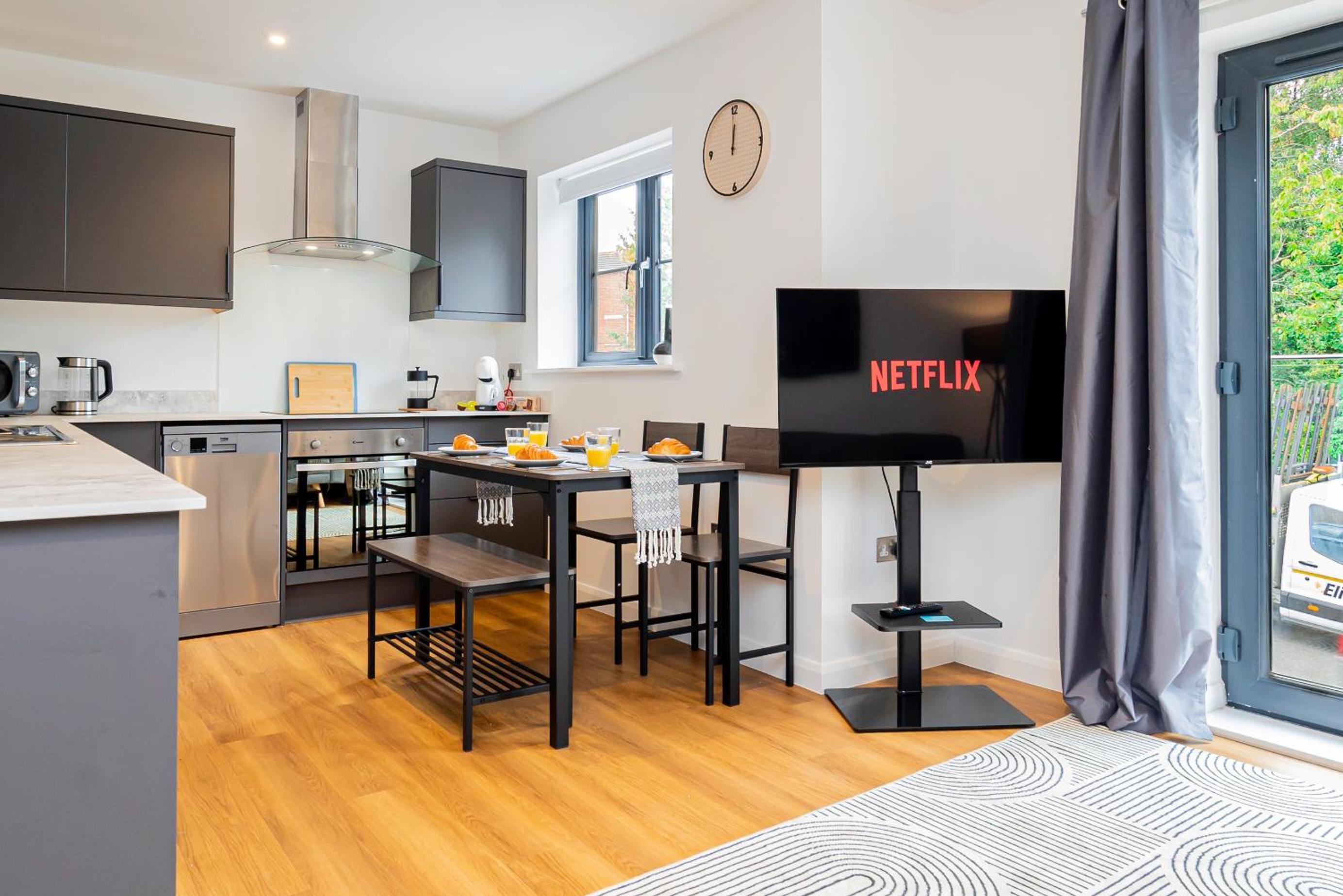 Modern 2-Bed Apartment Sleeps 5 Free Parking view 2