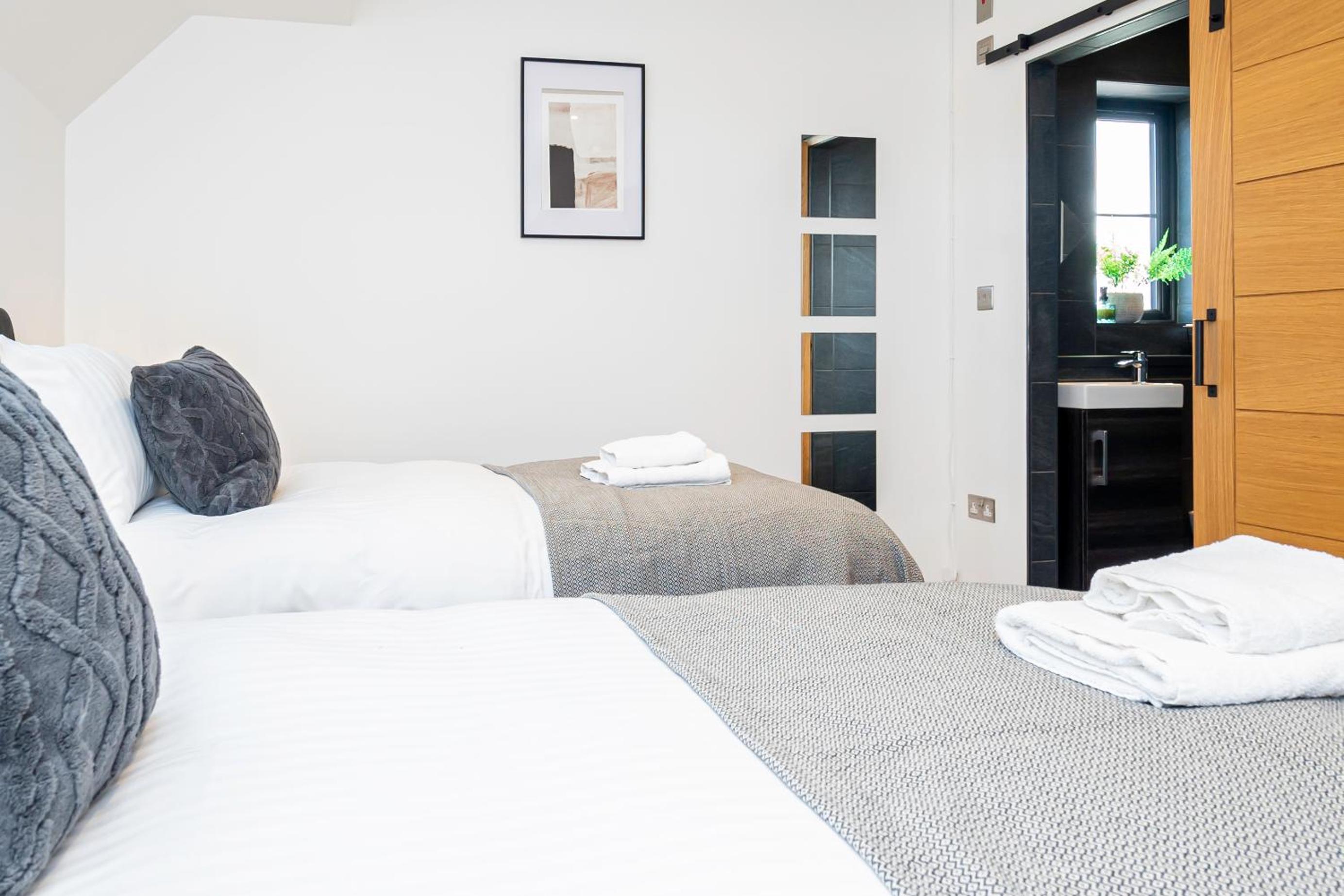 Modern 2-Bed Apartment Sleeps 5 Free Parking view 4