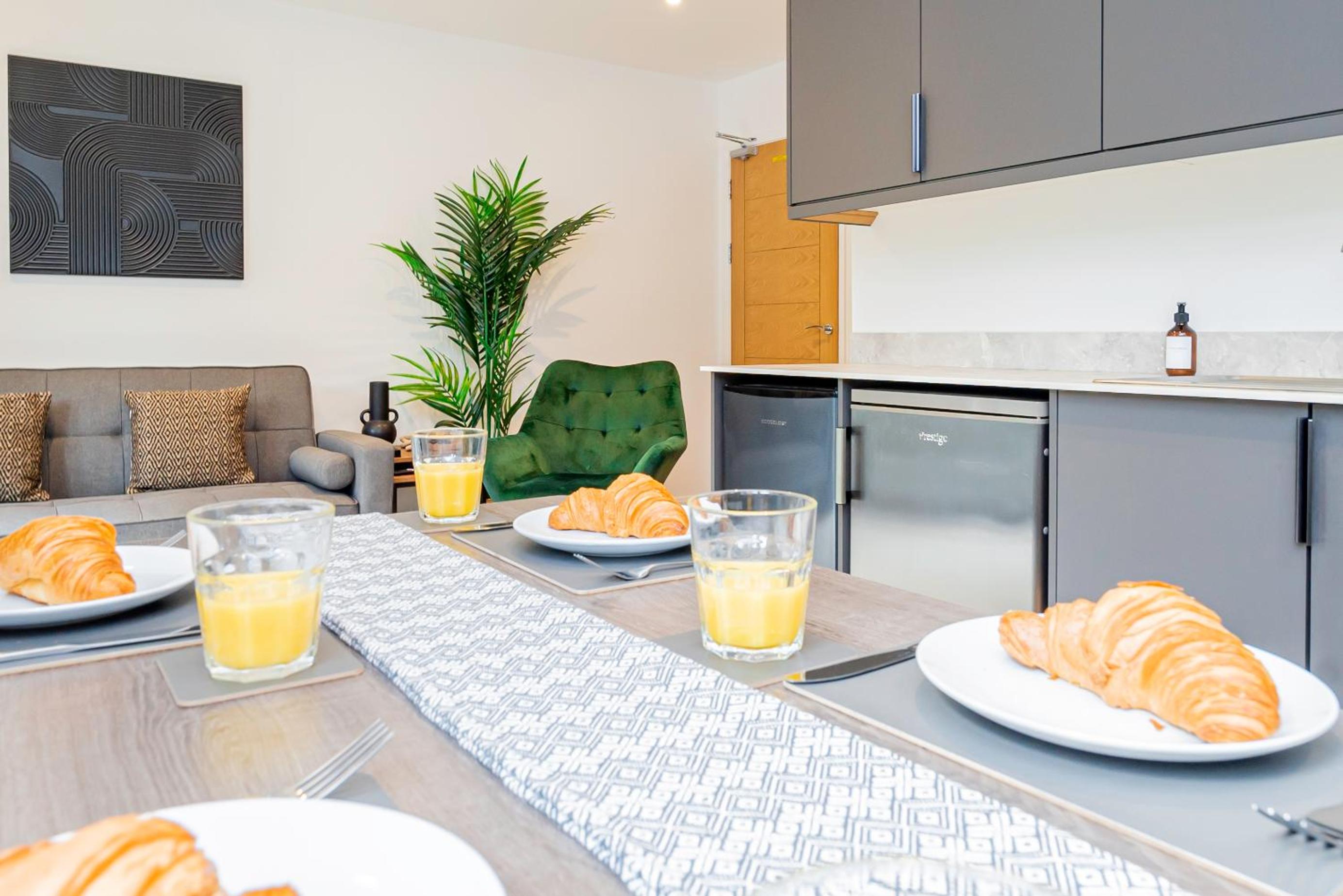 Modern 2-Bed Apartment Sleeps 5 Free Parking view 5