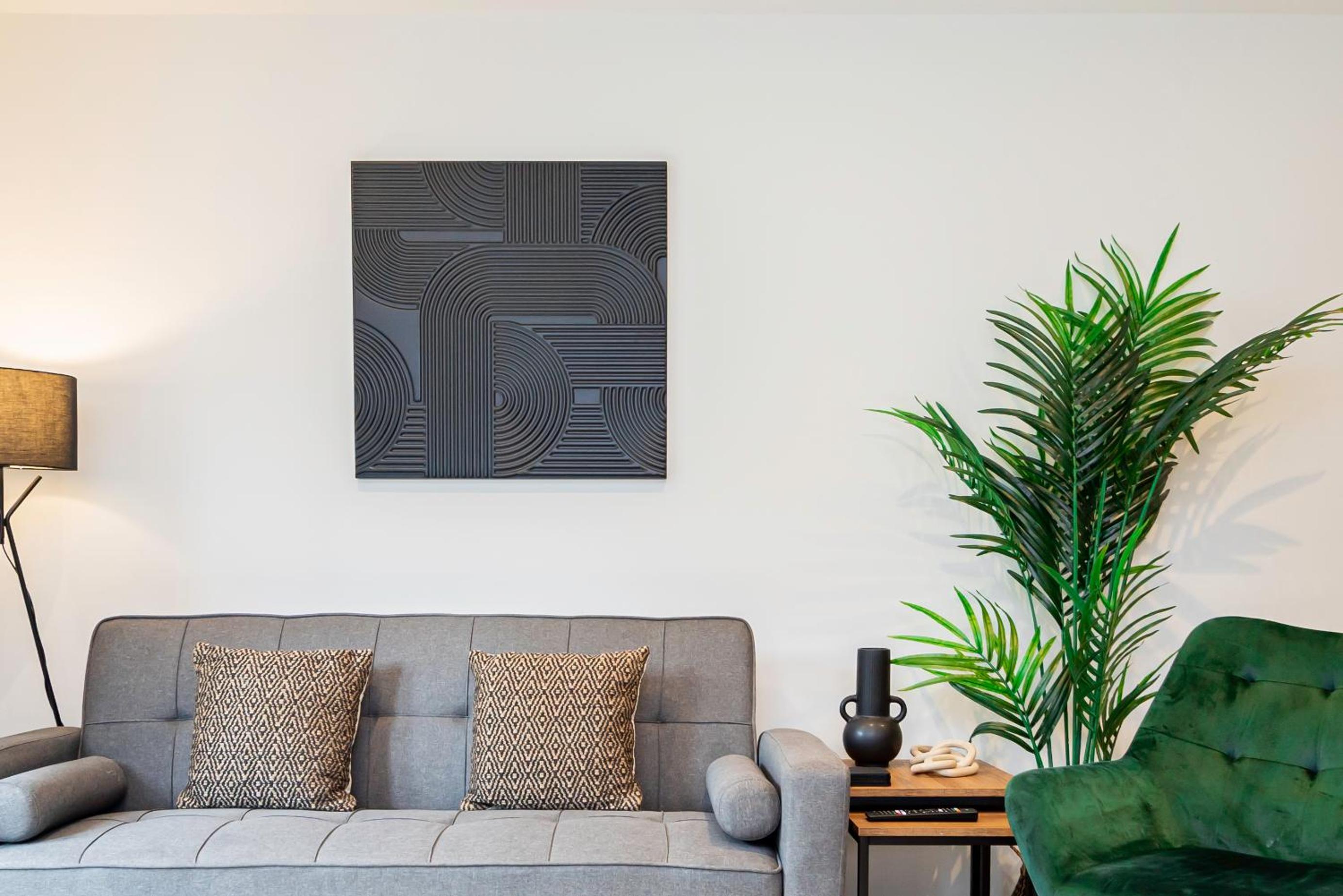 Modern 2-Bed Apartment Sleeps 5 Free Parking view 3