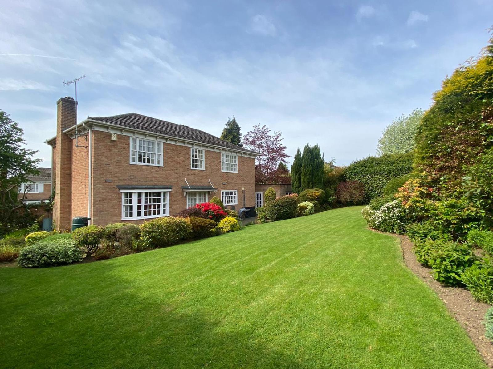 Spacious 4 Bedroom House with Garden and Parking view 2