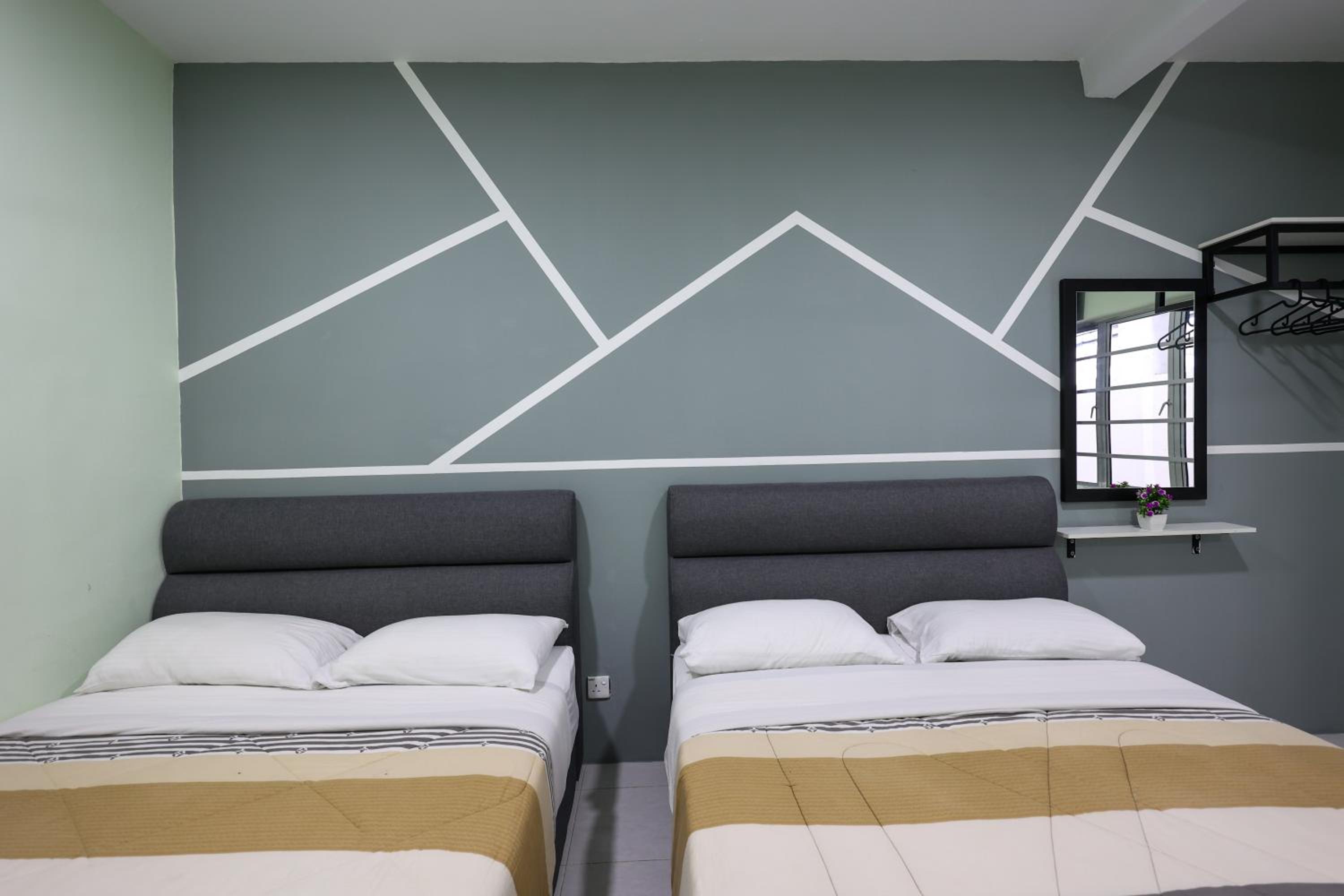 Moonight Luxe Suite, Cameron's Emerald Avenue