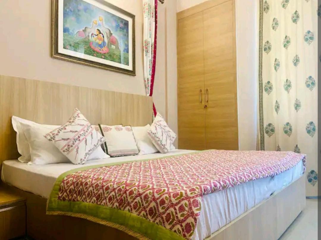 Ac Beautiful And Luxurious Omaxe Krishna Bankey bihari ji by Shishamare view 2