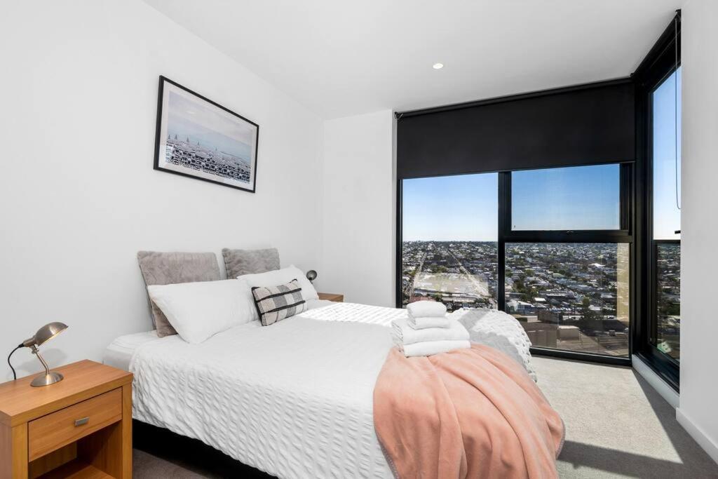 2BR Penthouse with Bay Views by Short & Long Stays