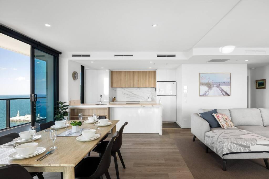 2BR Penthouse with Bay Views by Short & Long Stays