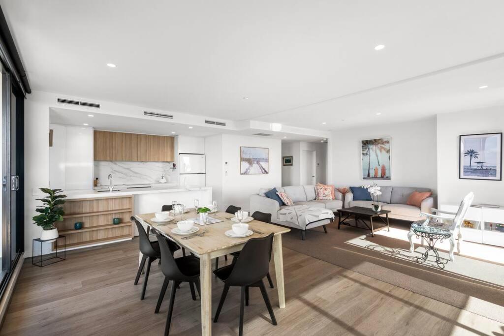 2BR Penthouse with Bay Views by Short & Long Stays