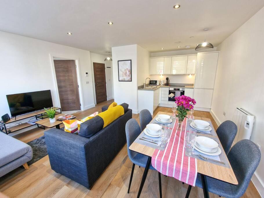 1 Bed Old Trafford Flat Free Parking — Manchester