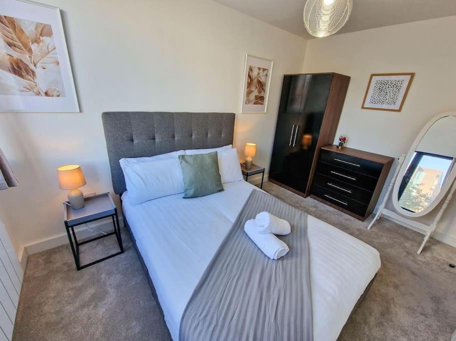 1 Bed Old Trafford Flat Free Parking photo 5