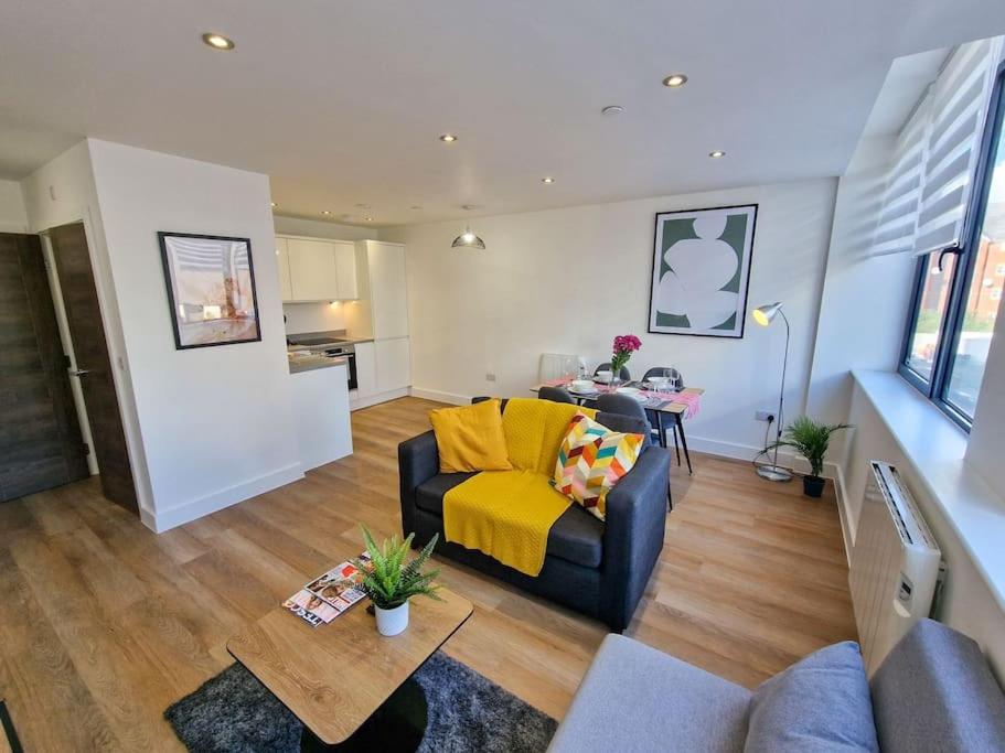 1 Bed Old Trafford Flat Free Parking photo 4