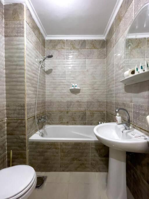 Modern 3BR Full pyramids view Apartment & Free Roof Acsess