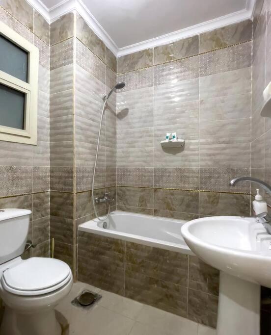 Modern 3BR Full pyramids view Apartment & Free Roof Acsess