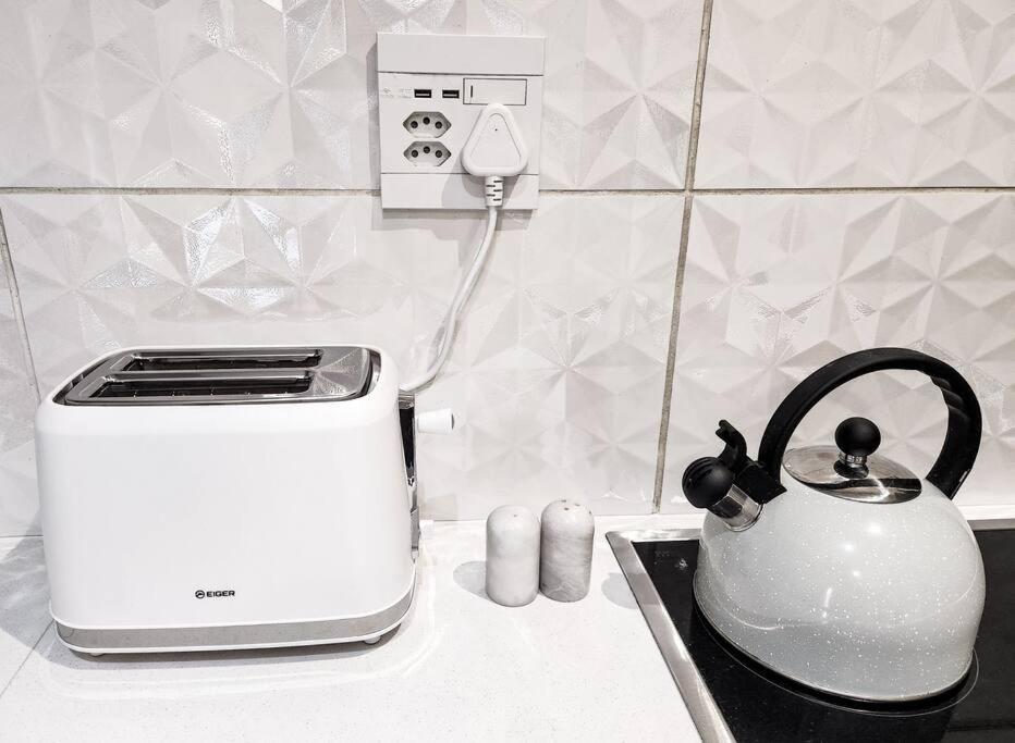 No Loadshedding Fast WiFi Lux Apartment
