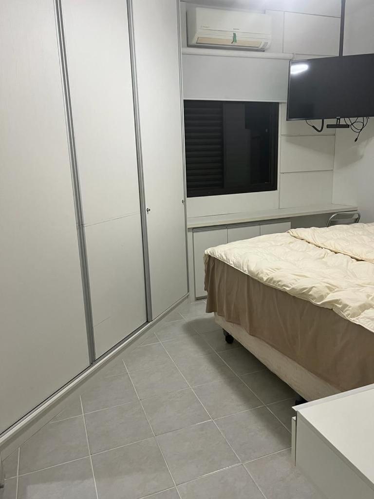 Apartamento Condomínio Wembley Tênis de frente à praia
