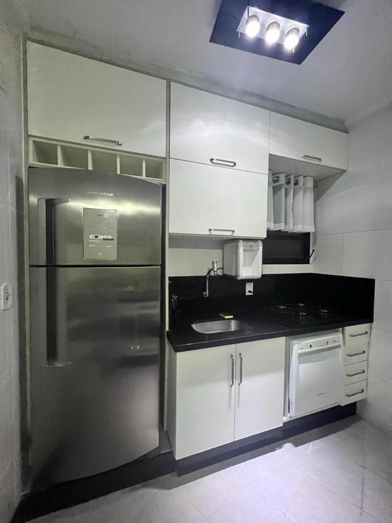 Apartamento Condomínio Wembley Tênis de frente à praia