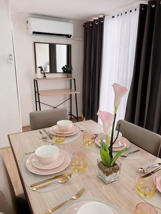 2BR spacious loft in QC, short walk to M Place view 2