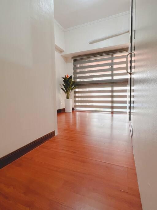 2BR spacious loft in QC, short walk to M Place view 3