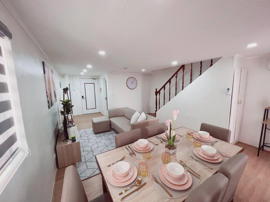 2BR spacious loft in QC, short walk to M Place view 4