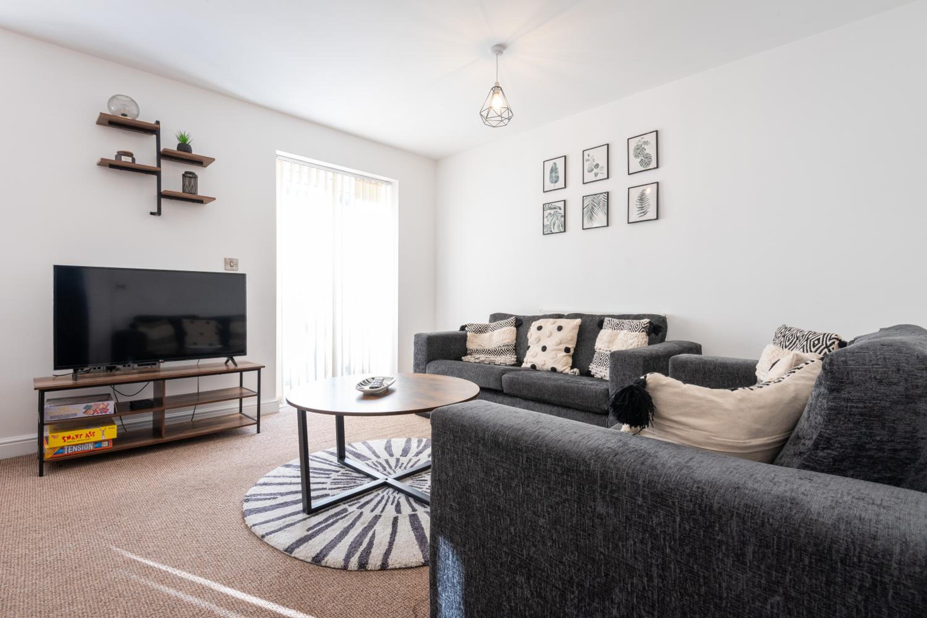 2 Parking spaces - Contractors - Spacious - Offers - Garden view 2