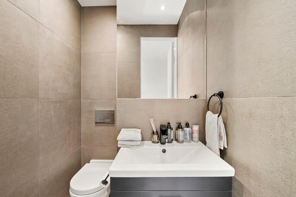 Luxury Kensington Flat with Terrace and AC view 2