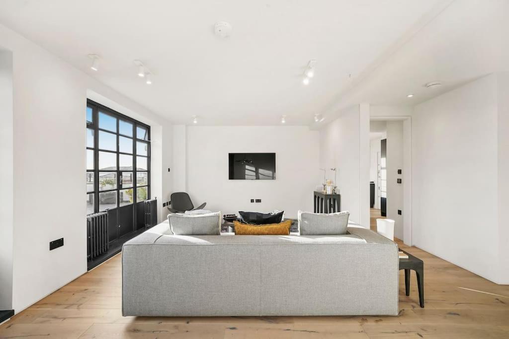 Luxury Kensington Flat with Terrace and AC view 3