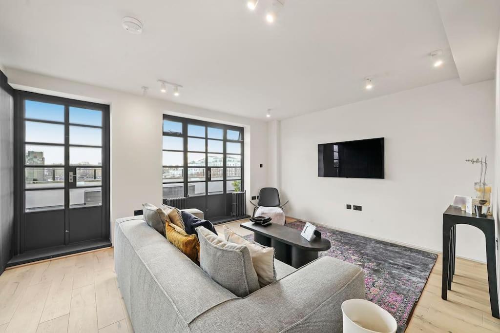 Luxury Kensington Flat with Terrace and AC view 4