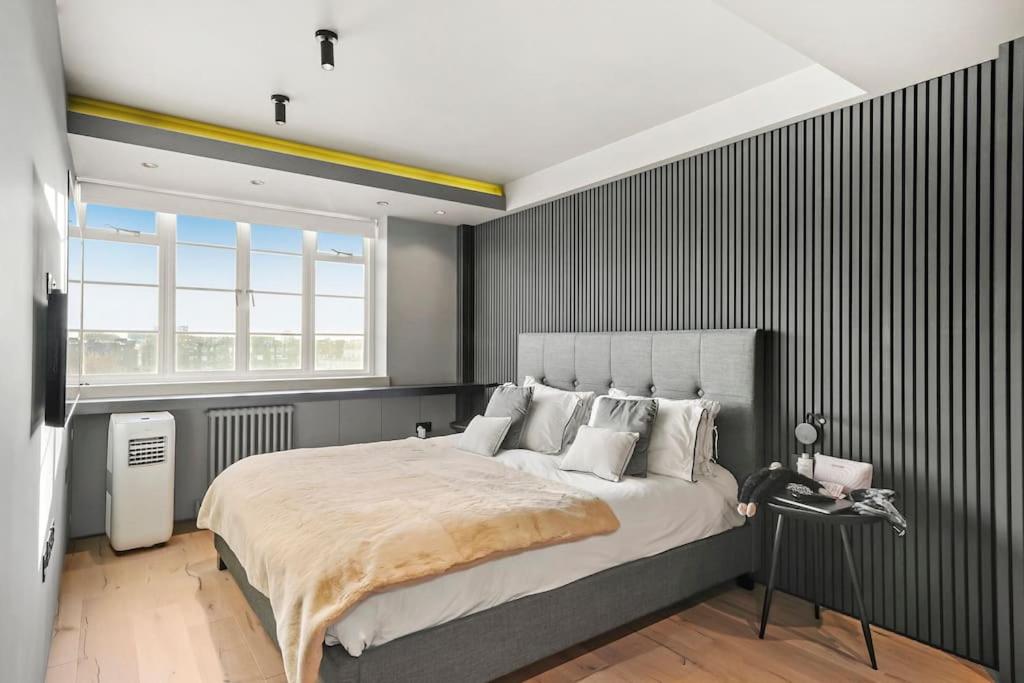 Luxury Kensington Flat with Terrace and AC view 5