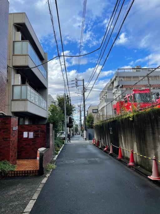 3 mins to Shinjuku sta by train! Twin beds,Projector,Appliances!