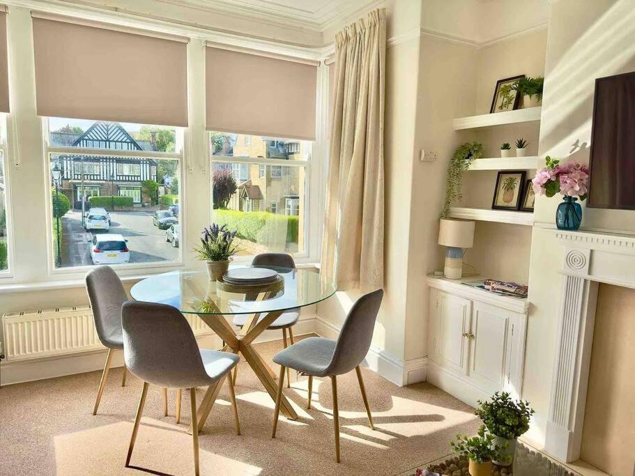 Spacious & Bright 3 bed Harrogate Apartment view 3