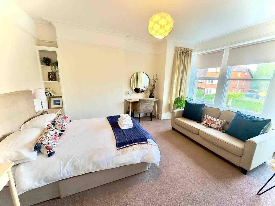 Spacious & Bright 3 bed Harrogate Apartment view 4