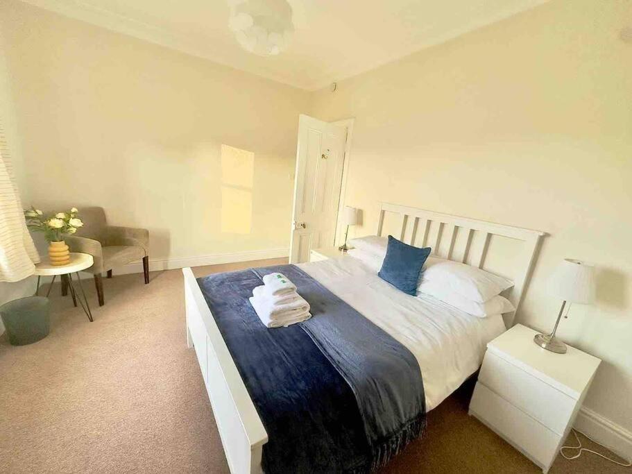 Spacious & Bright 3 bed Harrogate Apartment view 5