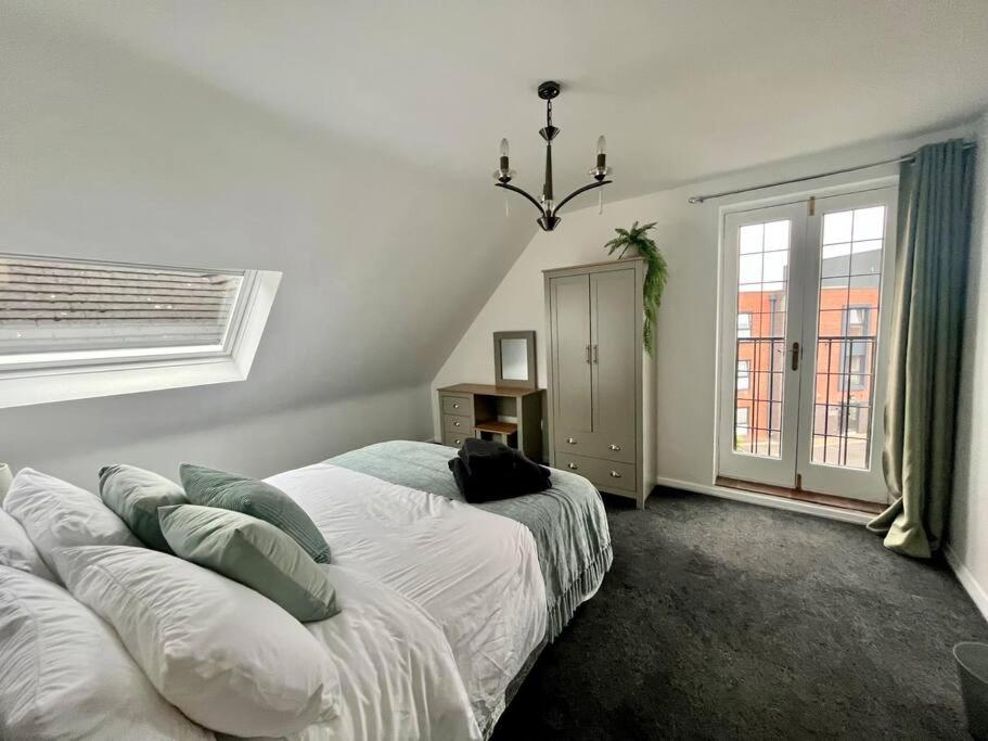 BS - Luxury top floor 4 bed apartment with garage in town centre - NO LIFT view 4