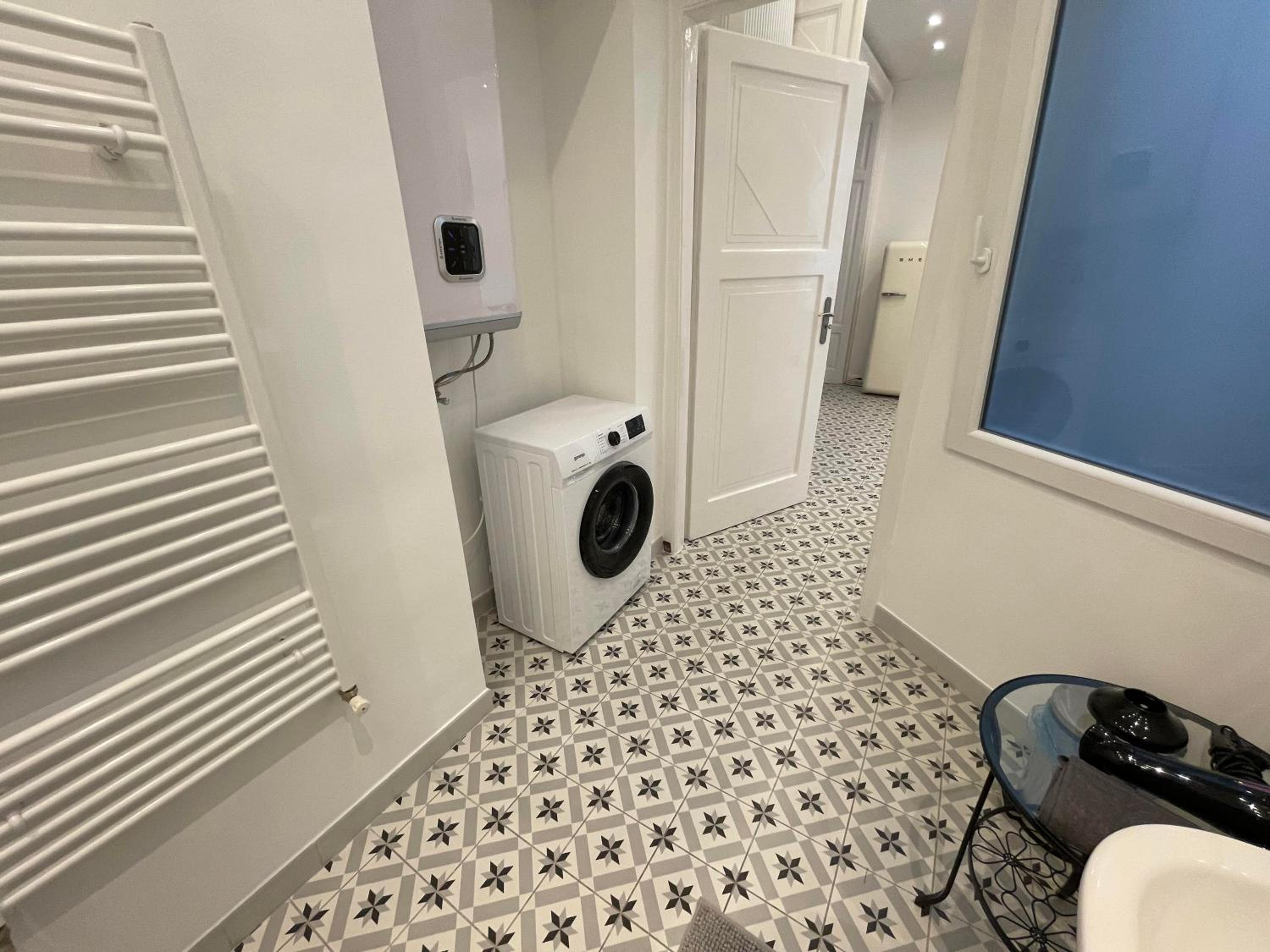 CITY CENTER 1, cozy 2br in the city center! view 2