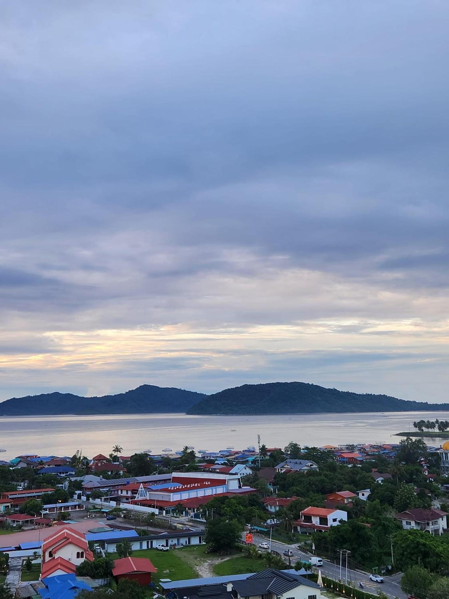 Mt Kinabalu , Sea View & Sunset Living , Aru Suites , Borneo photo 6