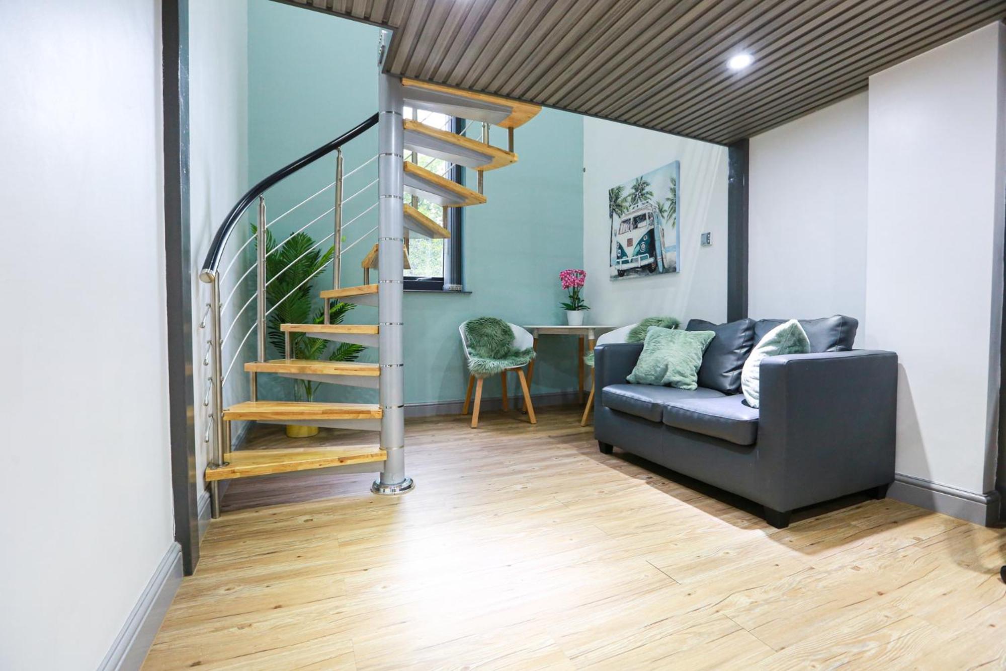 B102 Modern City Loft view 3
