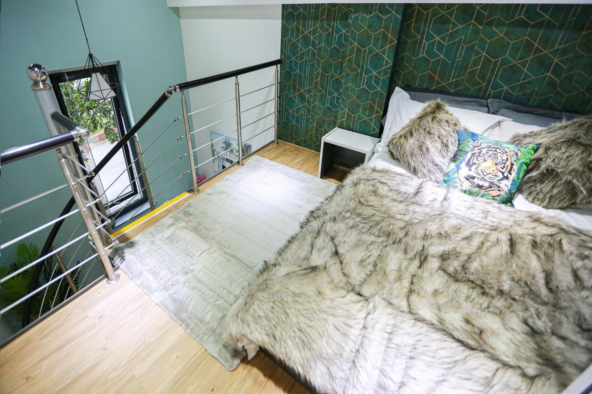 B102 Modern City Loft view 5