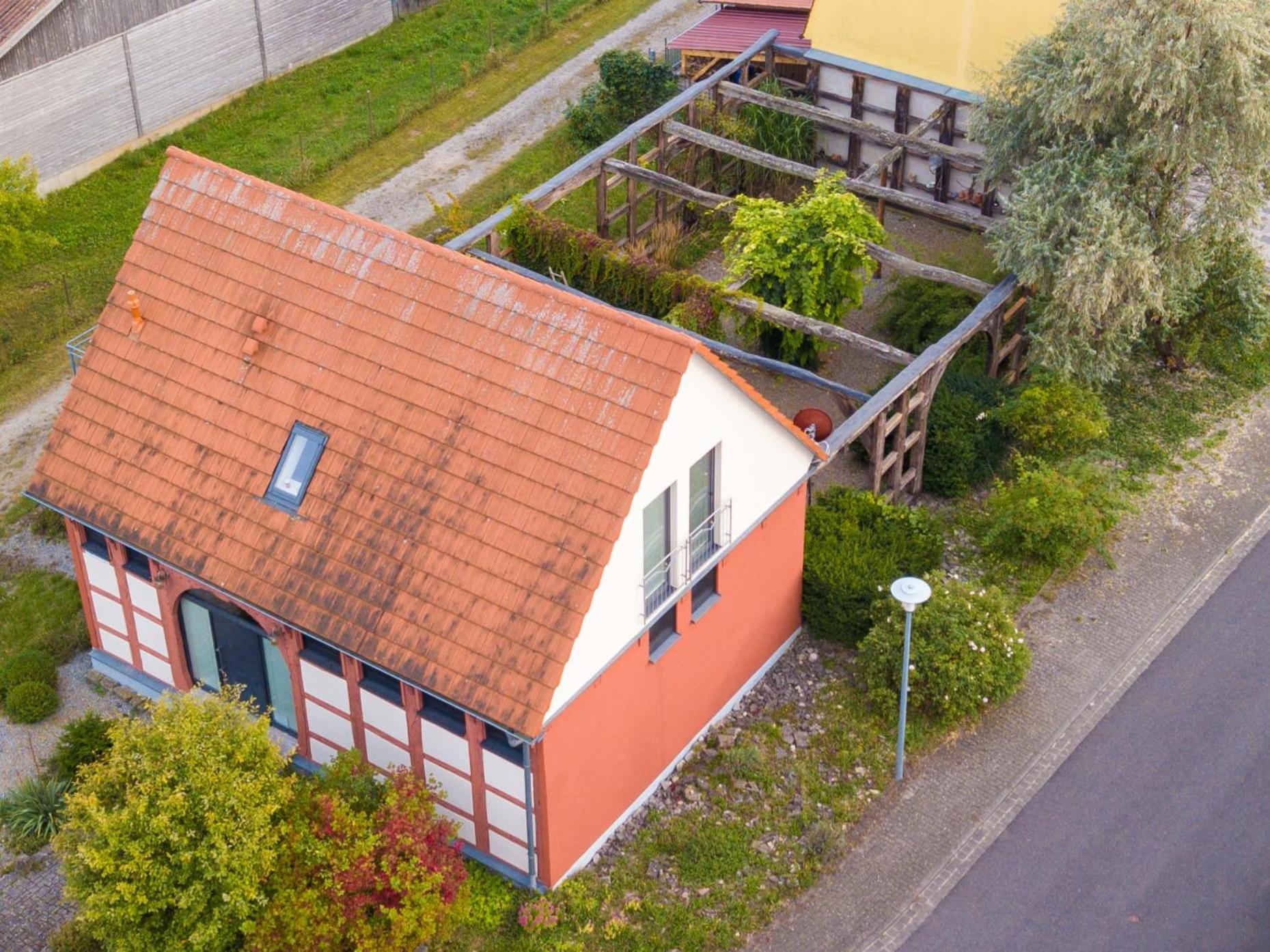 Das Castellchen, Historische Scheune und Garten