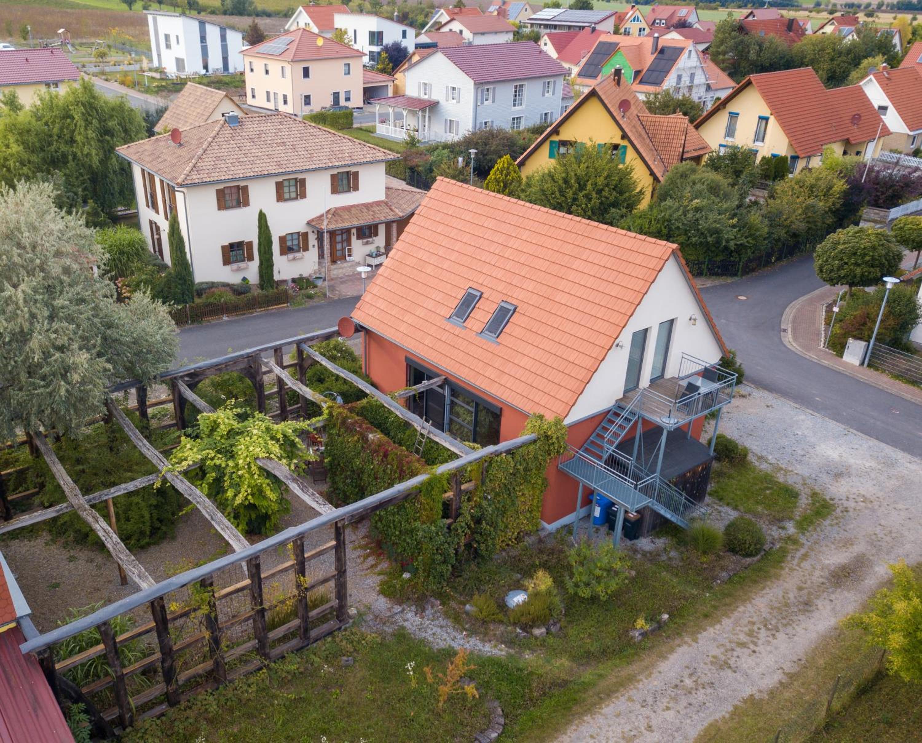 Das Castellchen, Historische Scheune und Garten