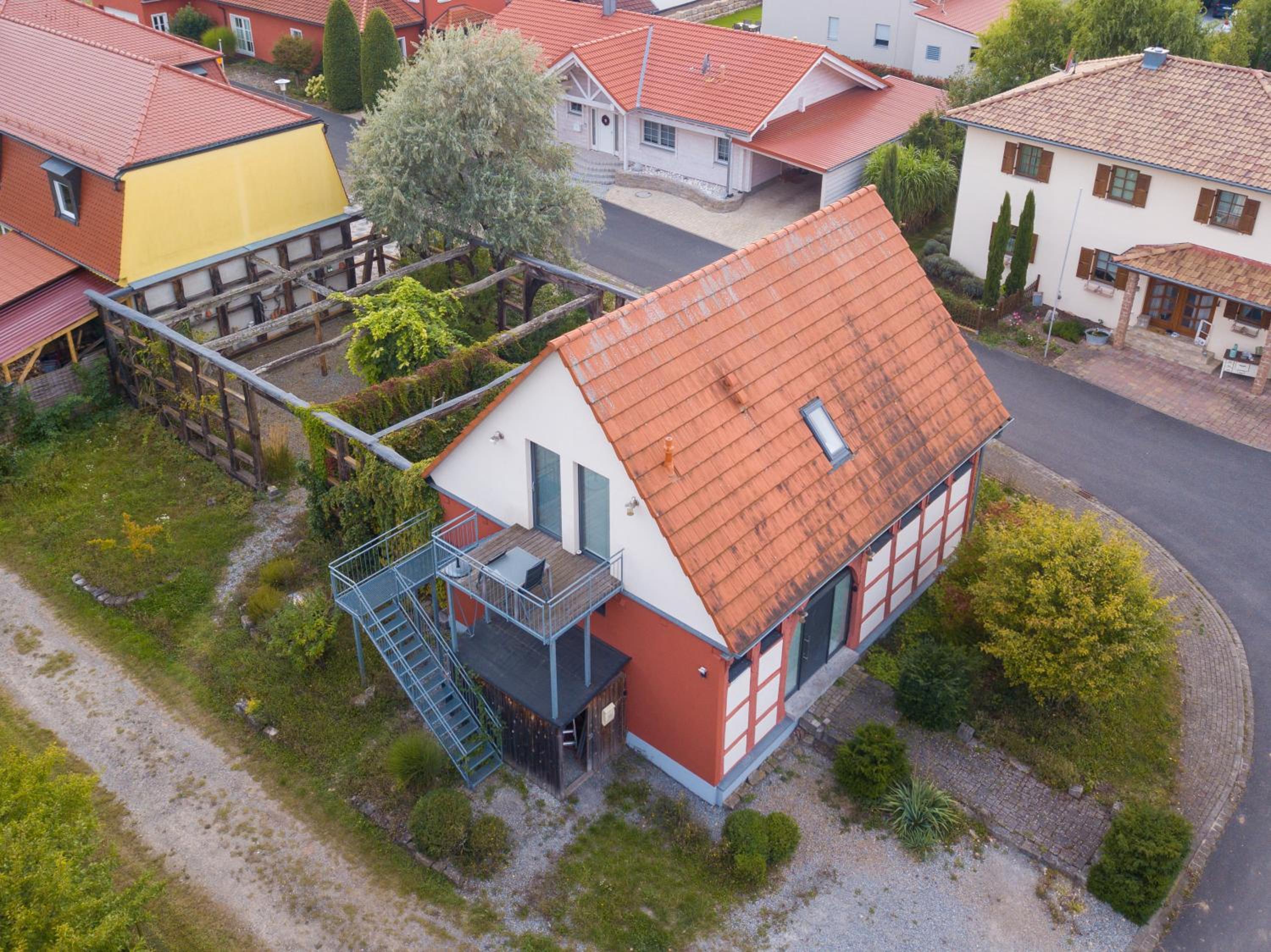 Das Castellchen, Historische Scheune und Garten
