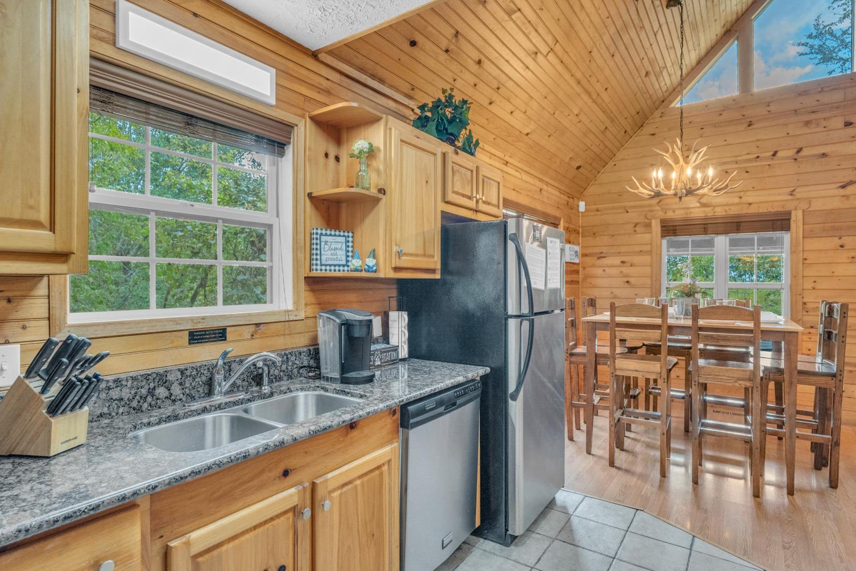 Red Oak Ridge, Hot Tub, Pool Table, WIFI, 560 FREE tickets each paid day!!!