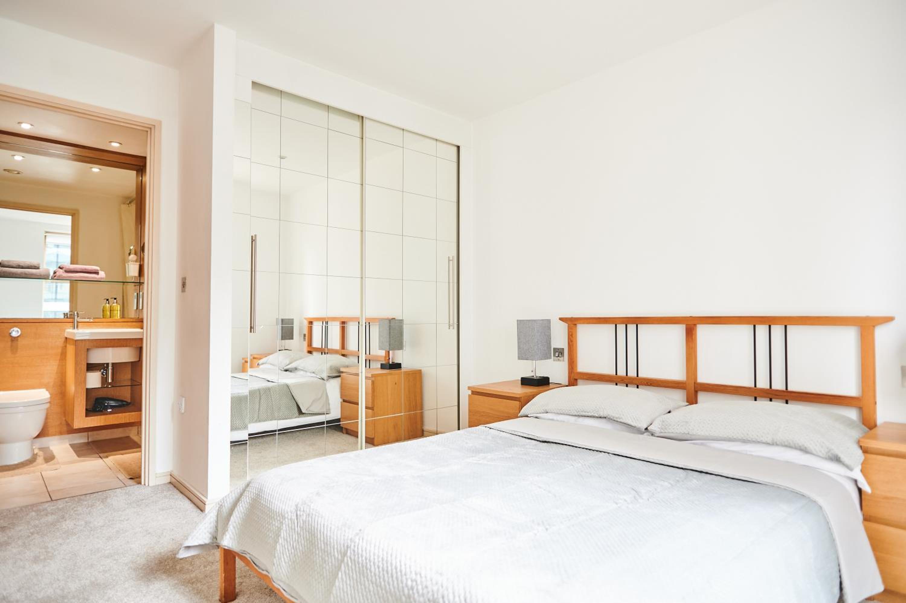 Bright 2 bedroom flat in Old Street with balcony
