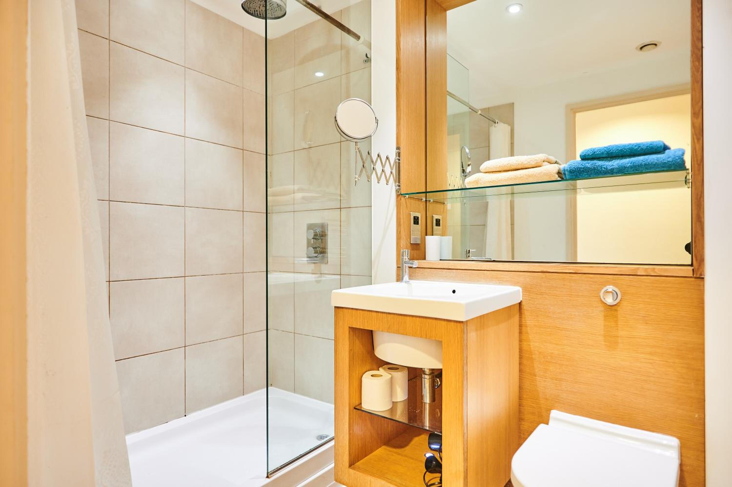 Bright 2 bedroom flat in Old Street with balcony