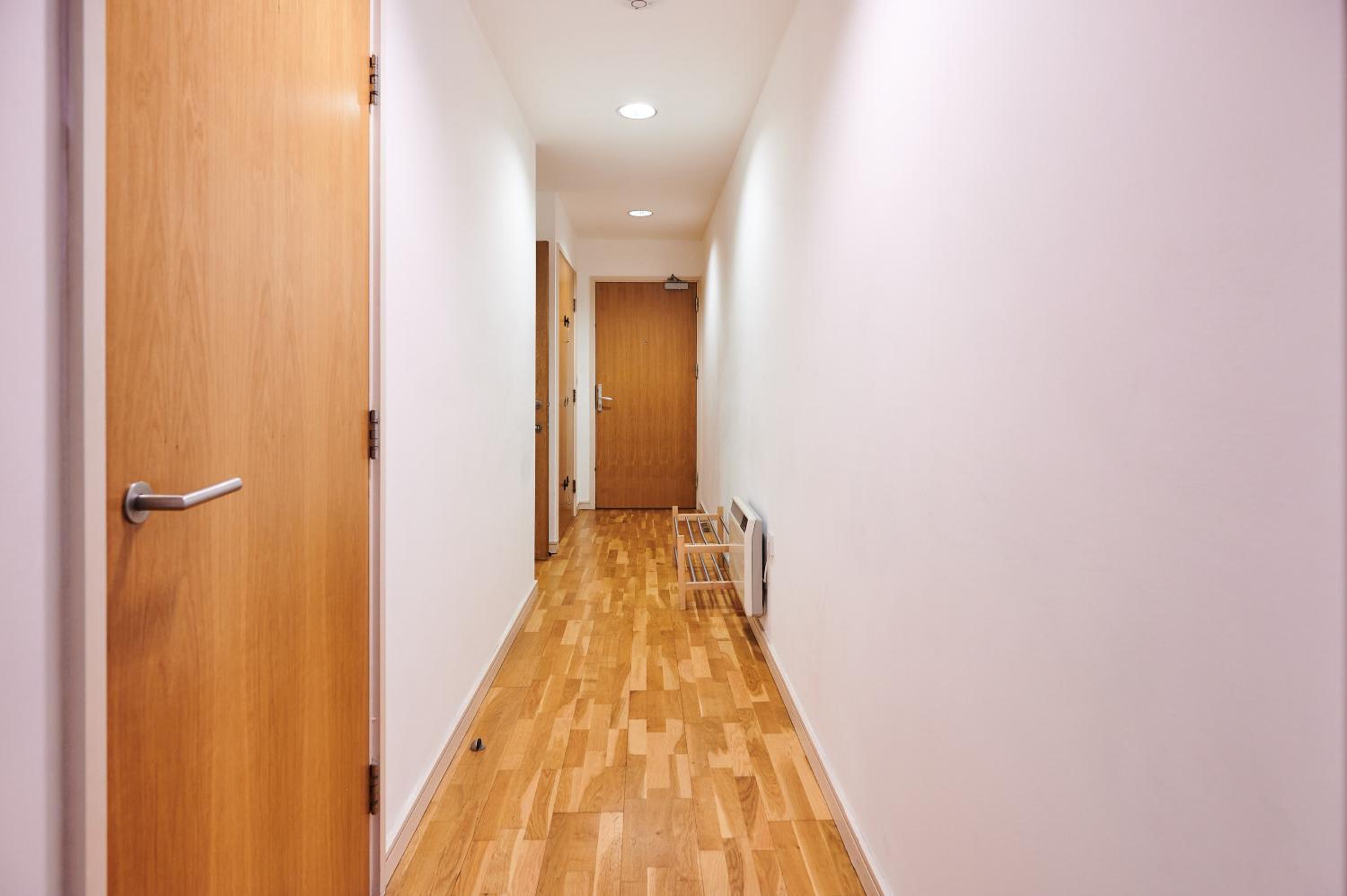 Bright 2 bedroom flat in Old Street with balcony