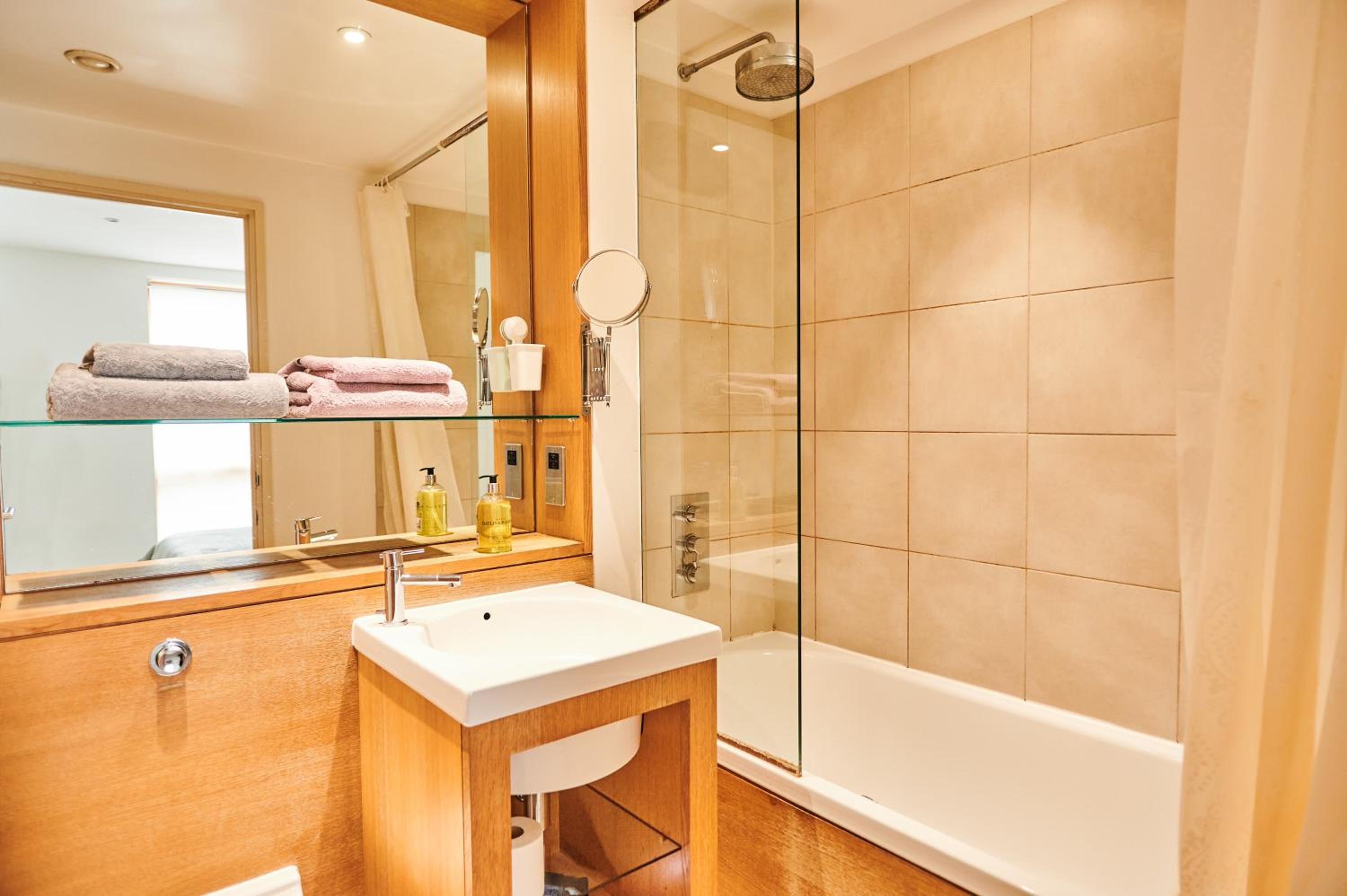 Bright 2 bedroom flat in Old Street with balcony