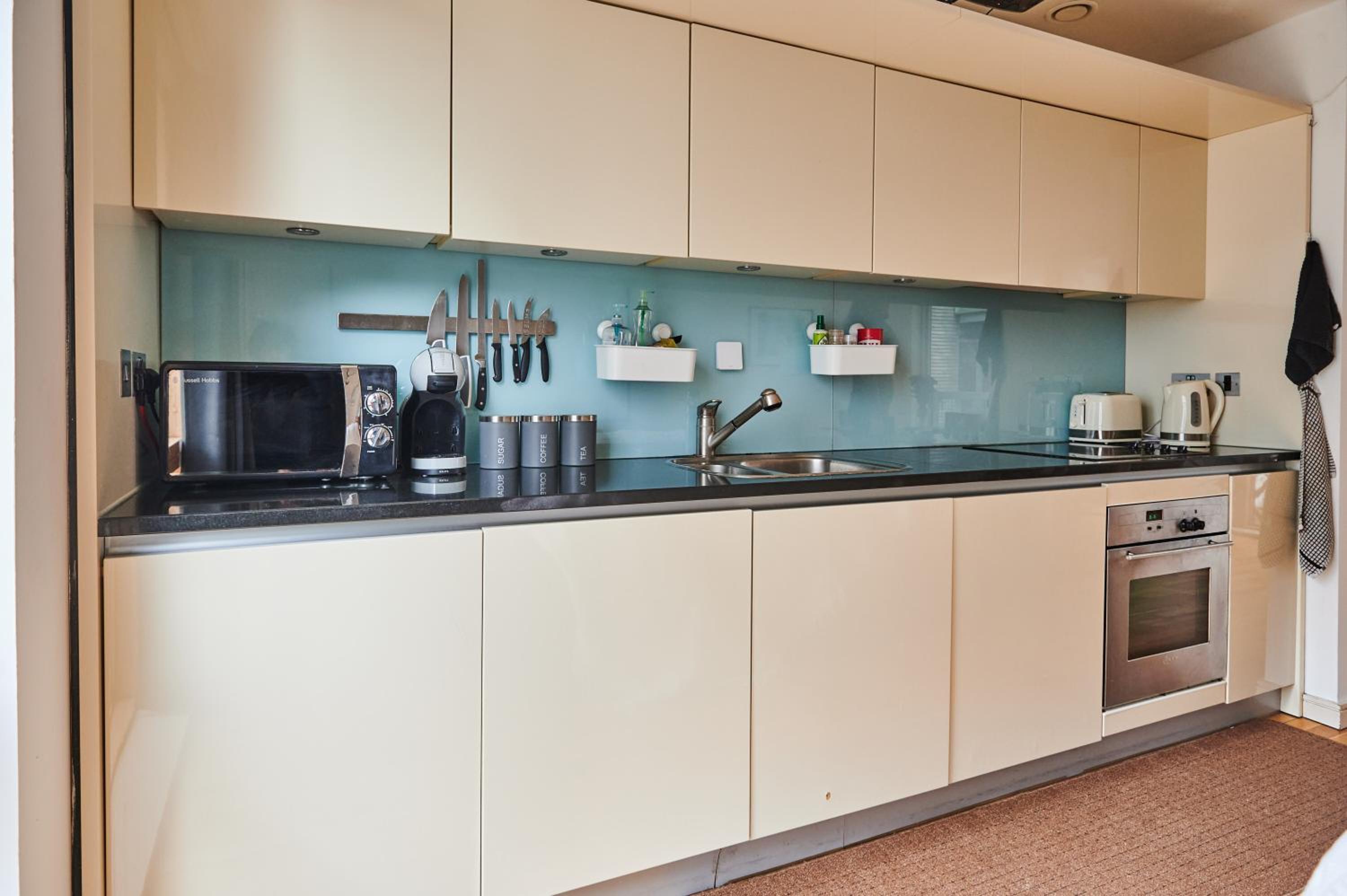 Bright 2 bedroom flat in Old Street with balcony