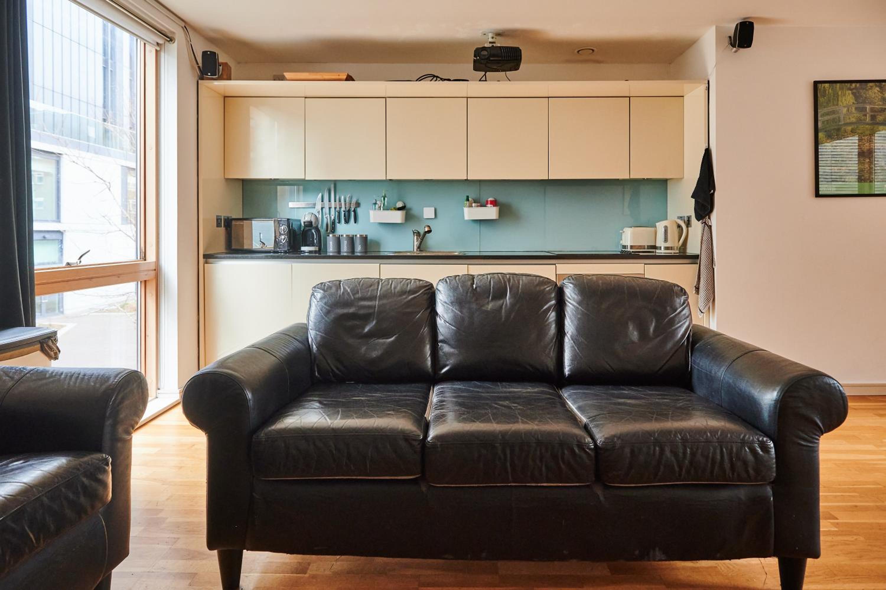 Bright 2 bedroom flat in Old Street with balcony