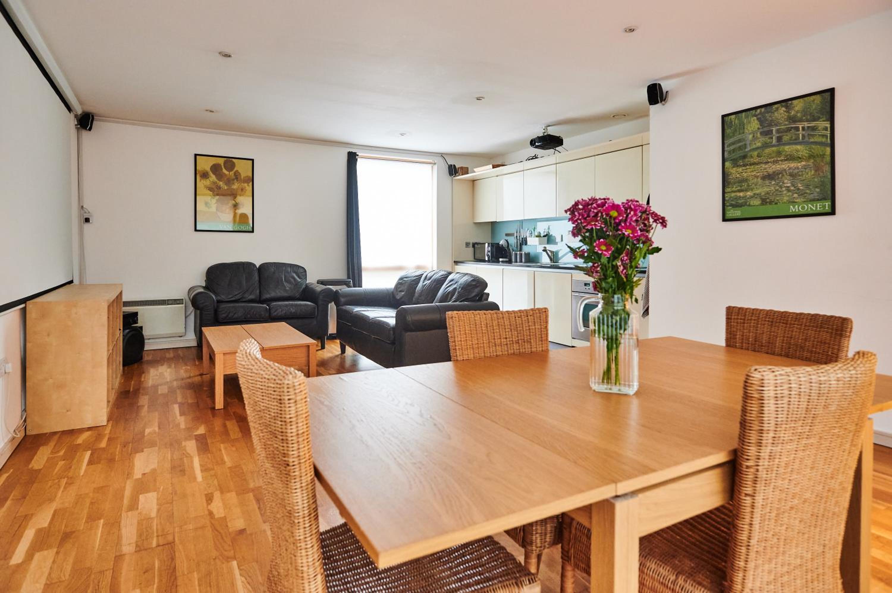 Bright 2 bedroom flat in Old Street with balcony