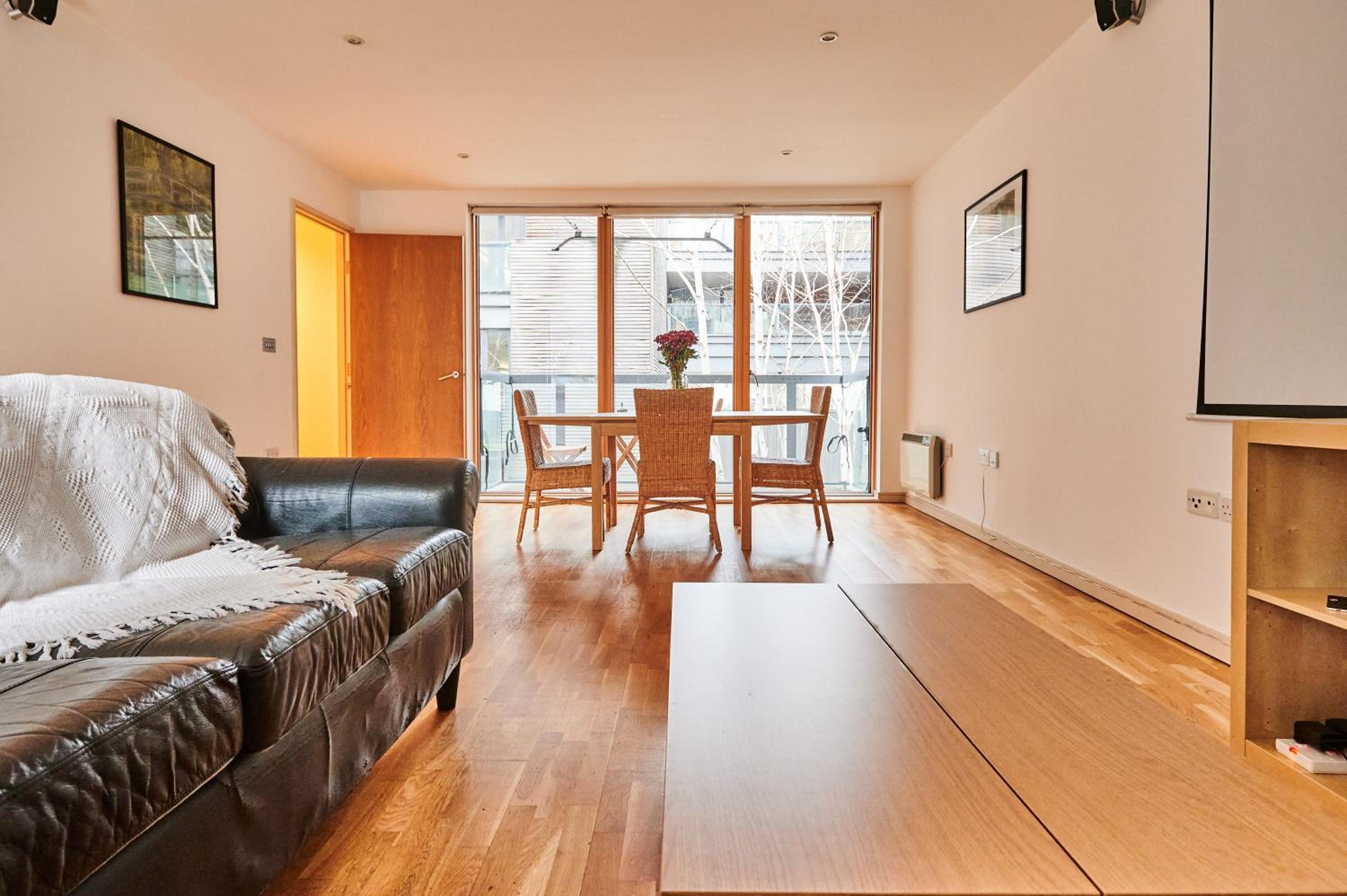 Bright 2 bedroom flat in Old Street with balcony