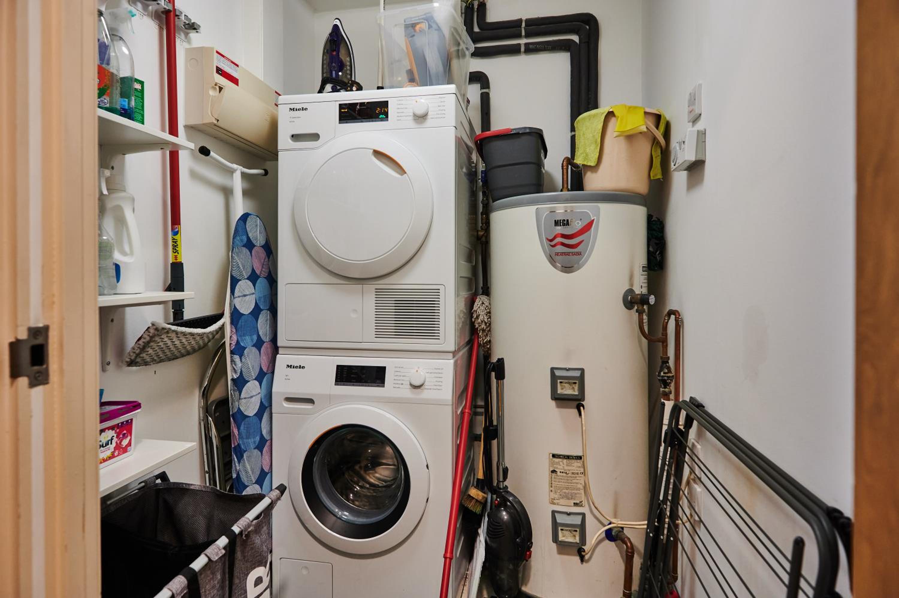 Bright 2 bedroom flat in Old Street with balcony