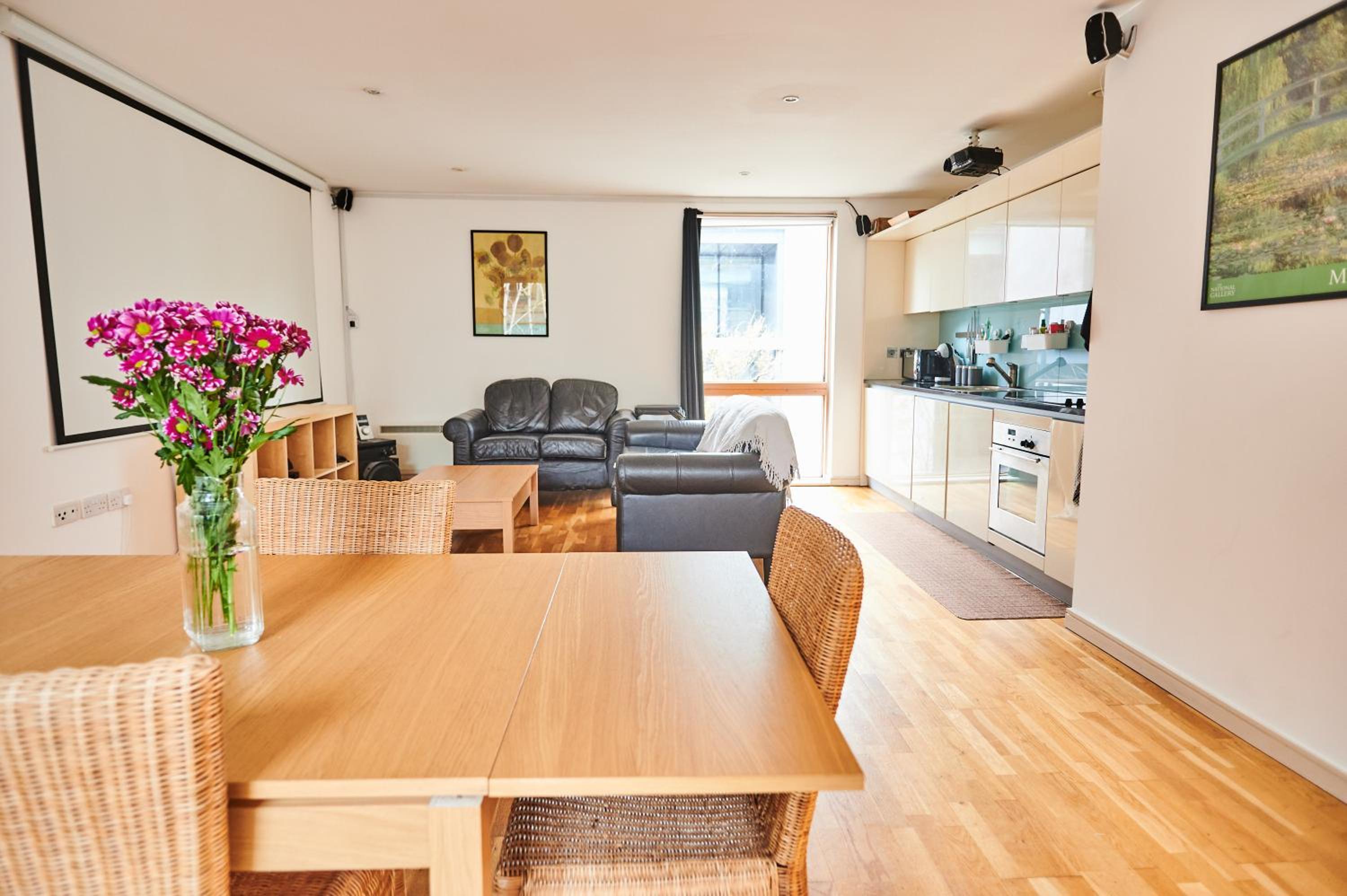Bright 2 bedroom flat in Old Street with balcony