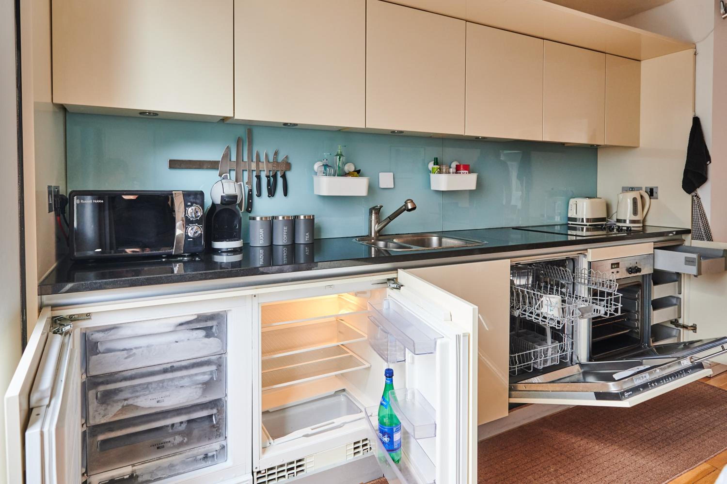 Bright 2 bedroom flat in Old Street with balcony